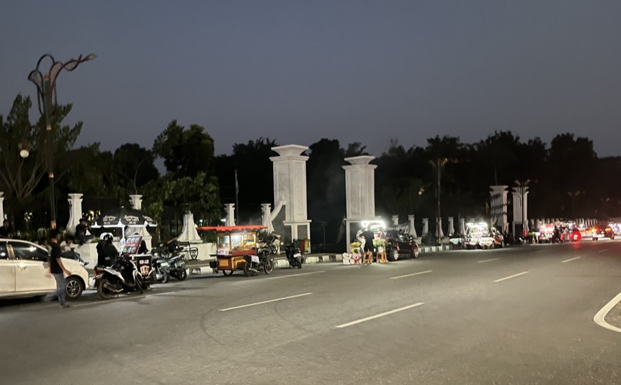 Jalan Diponegoro Pekanbaru dipadati PKL liar (foto/yuni)